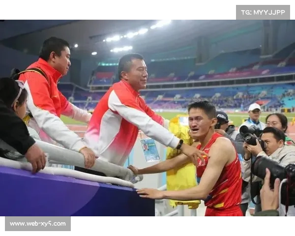 赛场温情瞬间频现,运动员与观众互动暖人心 赛场温情瞬间频现,运动员与观众互动暖人心